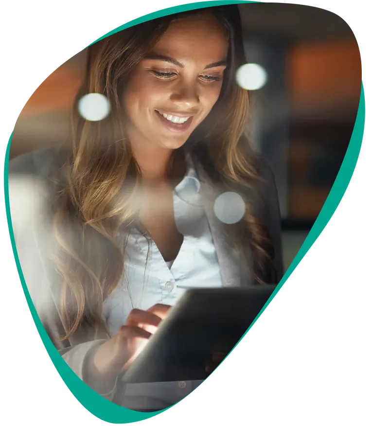 Kvinna arbetar med affiliate marketing på en surfplatta